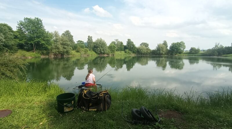 Gemeinschaftsangeln in Alfeld: Angelspaß trotz Gewitterwarnung